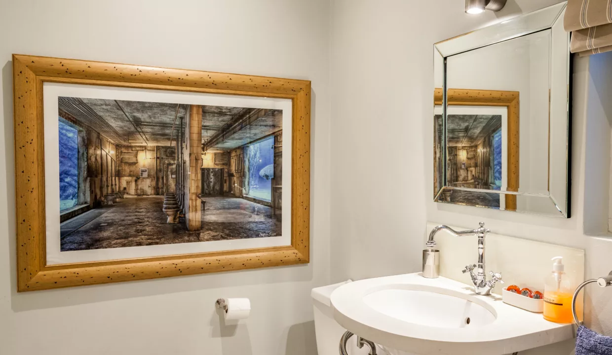 1Masterclass Cottage - Bathroom - Basin and Pic-5686