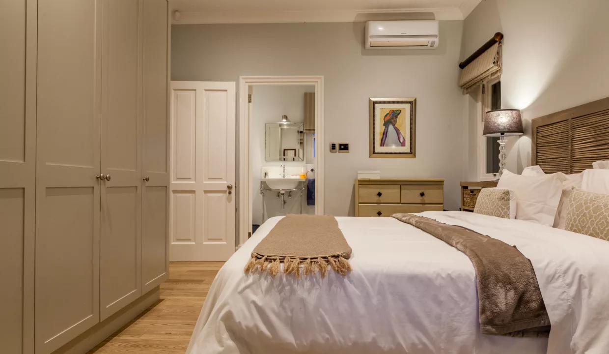Masterclass Cottage - Bedroom to Bathroom 2