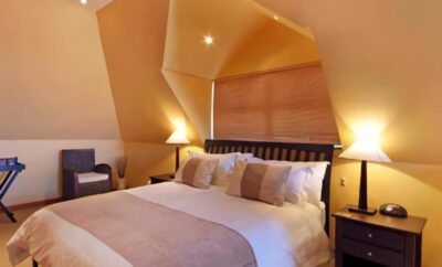 Classic Queen Room – Patio — Mandalay Beach Guest House